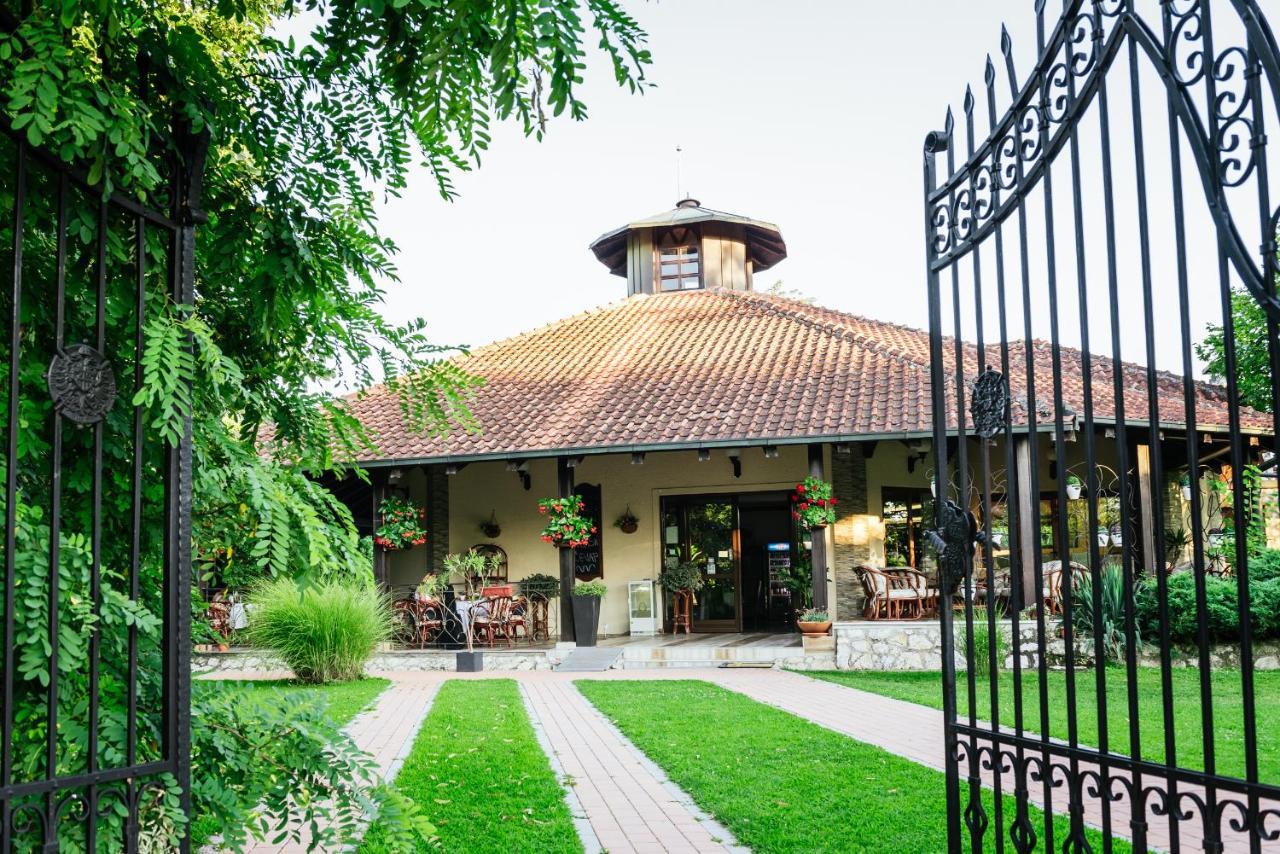 Atos Srebrno Jezero - Villa And Restaurant Veliko Gradiste Exterior photo