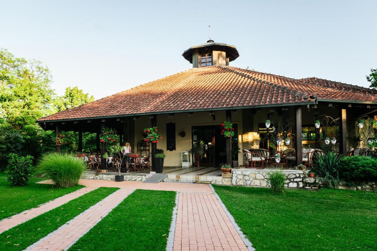 Atos Srebrno Jezero - Villa And Restaurant Veliko Gradiste Exterior photo
